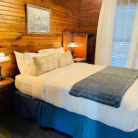 Dabbs Hotel Bed And Breakfast Llano 외부 사진