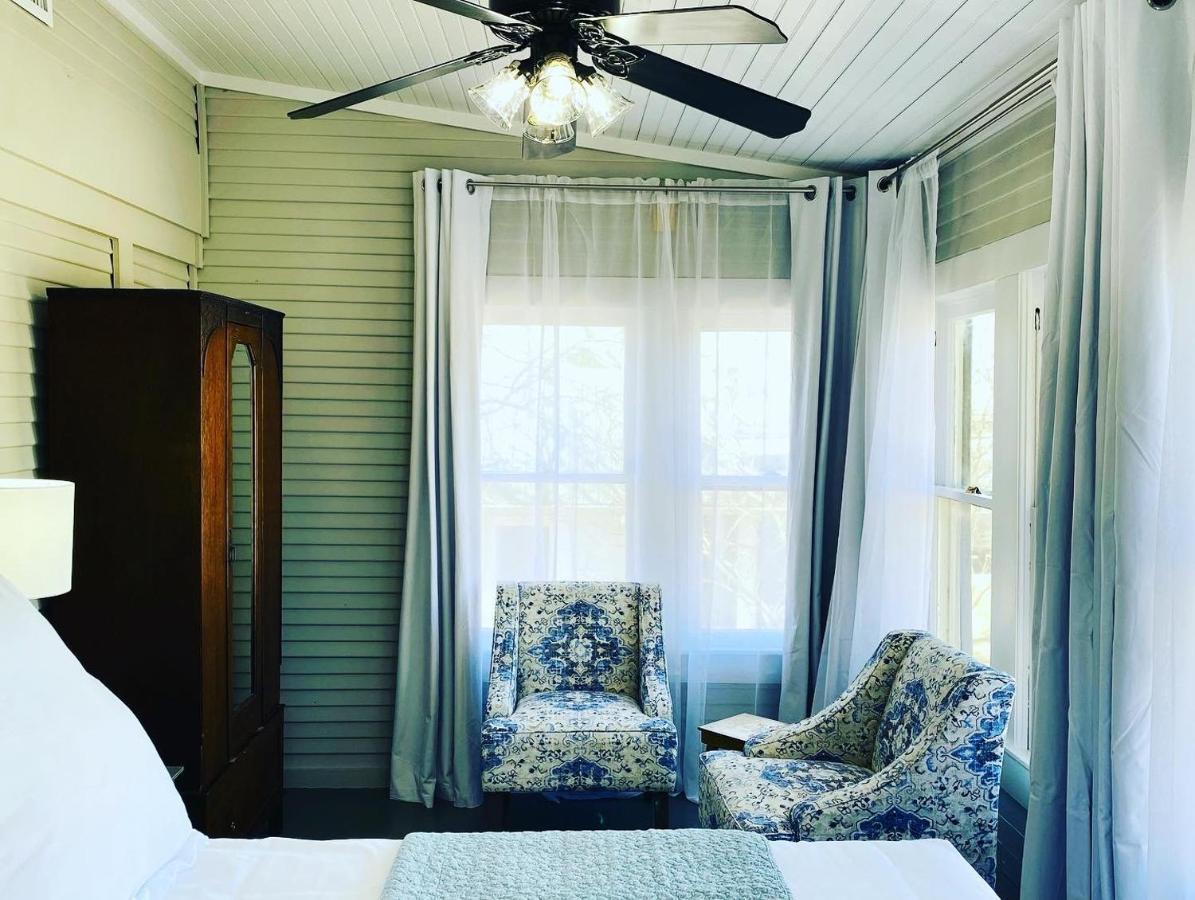 Dabbs Hotel Bed And Breakfast Llano 외부 사진
