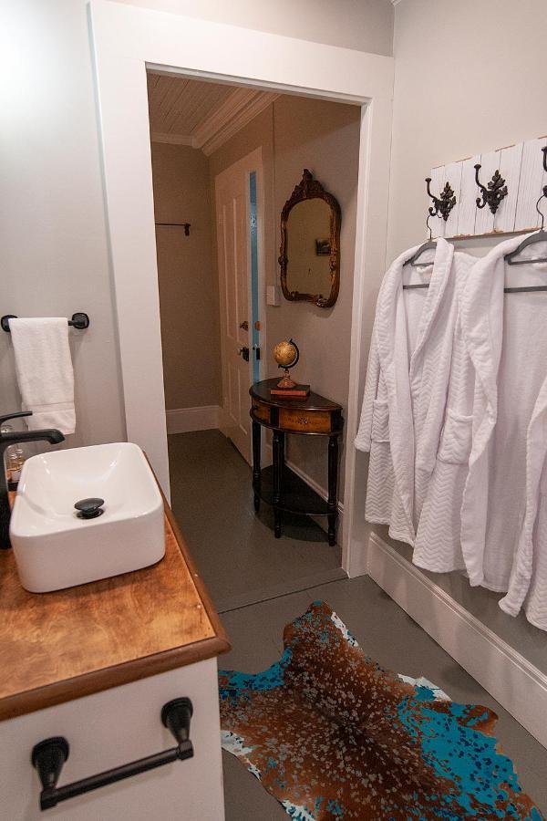 Dabbs Hotel Bed And Breakfast Llano 외부 사진