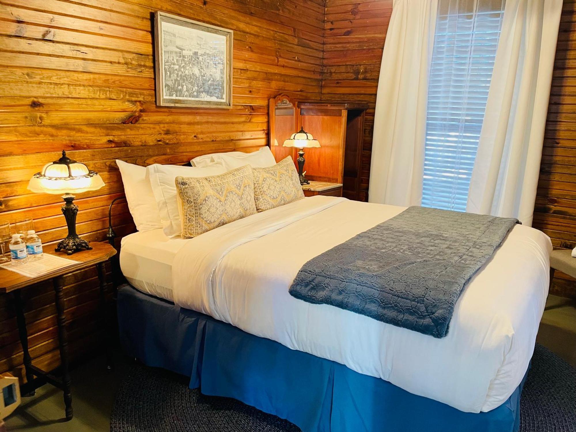 Dabbs Hotel Bed And Breakfast Llano 외부 사진