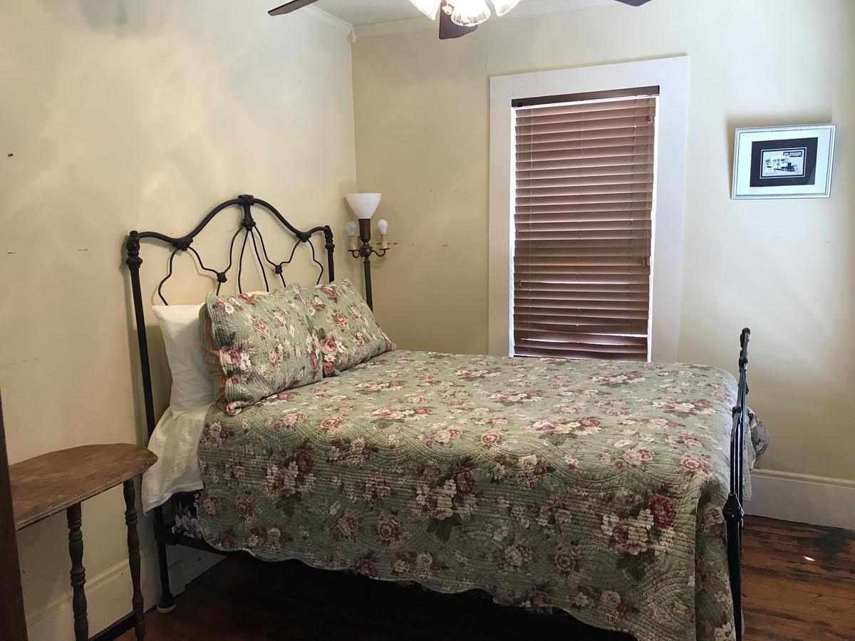 Dabbs Hotel Bed And Breakfast Llano 외부 사진