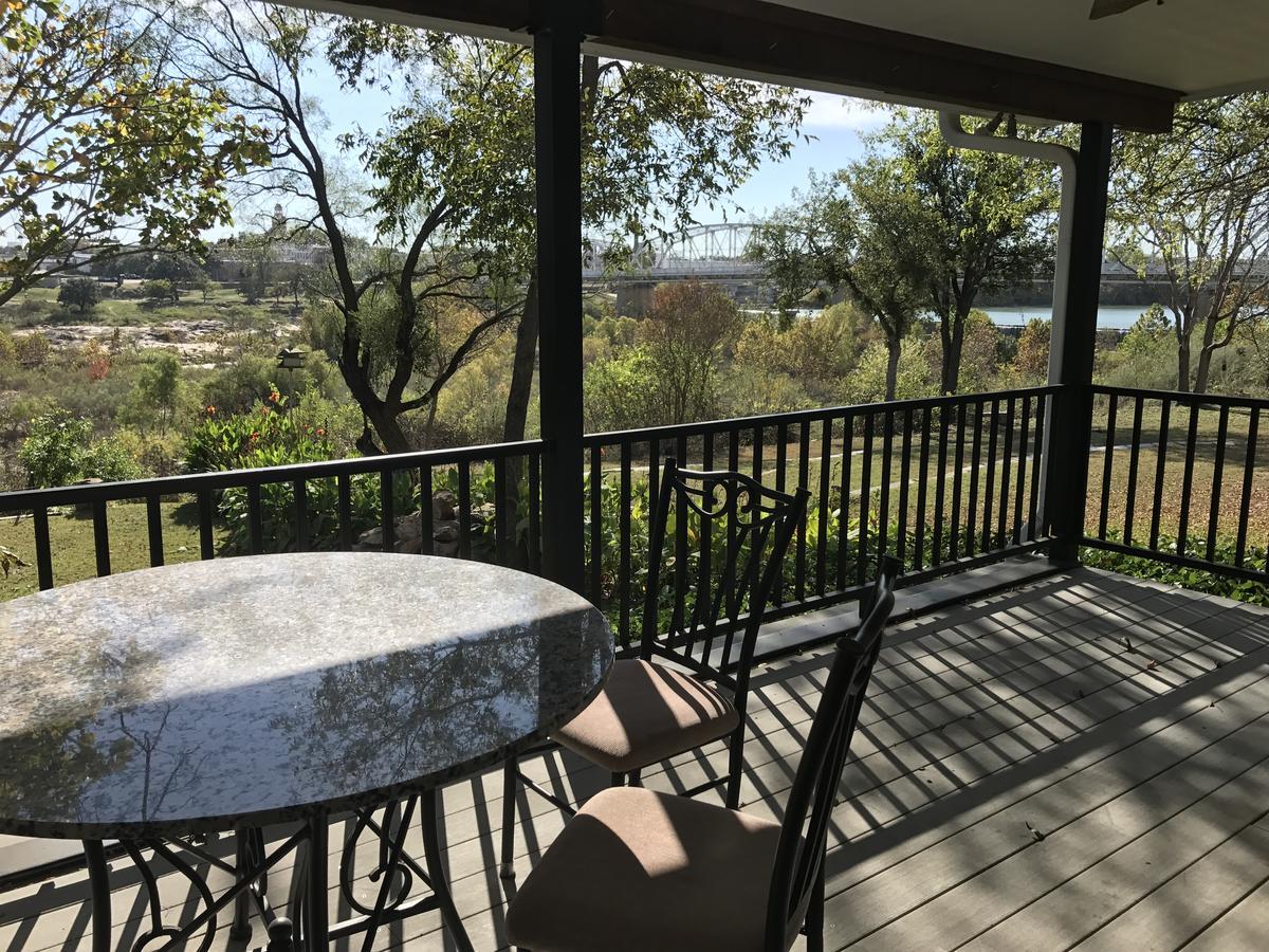 Dabbs Hotel Bed And Breakfast Llano 외부 사진